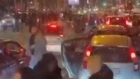 SEKIRAMA I PALICAMA KRENULI NA NAVIJAČE: Zastrašujuće scene nakon utakmice (VIDEO) SEKIRAMA I PALICAMA KRENULI NA NAVIJAČE: Zastrašujuće scene nakon utakmice (VIDEO)