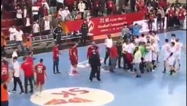 ХАОС НА РУКОМЕТНОМ МЕЧУ: Играчи напали судију, петорица приведено, па добили медаље (ВИДЕО) ХАОС НА РУКОМЕТНОМ МЕЧУ: Играчи напали судију, петорица приведено, па добили медаље (ВИДЕО)