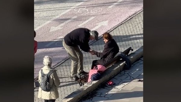 ОВО ЈЕ НЕШТО НАЈЛЕПШЕ ШТО ЋЕТЕ ВИДЕТИ ДАНАС: Снимак старијег брачног пара обишао свет - е то је љубав (ВИДЕО) ОВО ЈЕ НЕШТО НАЈЛЕПШЕ ШТО ЋЕТЕ ВИДЕТИ ДАНАС: Снимак старијег брачног пара обишао свет - е то је љубав (ВИДЕО)