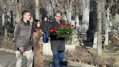 DVE TUŽNE GODINE BEZ KSENIJE: Predsednik Vučić sa decom Danilom i Milicom na pomenu (FOTO/VIDEO) DVE TUŽNE GODINE BEZ KSENIJE: Predsednik Vučić sa decom Danilom i Milicom na pomenu (FOTO/VIDEO)