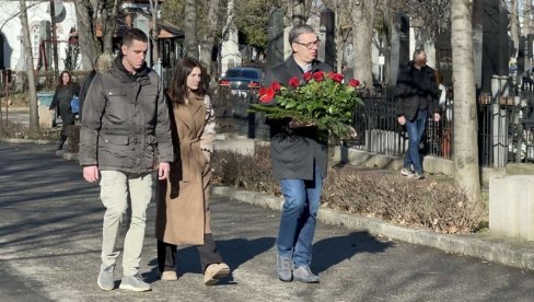 OPOZICIONI BOTOVI, UZ BOLESNE UVREDE, UPUTILI NOVU PRETNJU PREDSEDNIKU SRBIJE: Pobiću ti decu! (FOTO) OPOZICIONI BOTOVI, UZ BOLESNE UVREDE, UPUTILI NOVU PRETNJU PREDSEDNIKU SRBIJE: Pobiću ti decu! (FOTO)