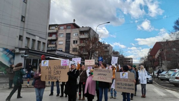 „СВЕ НА СВЕТУ РОДИЛА ЈЕ МАЈКА“: Шетња против акушерског насиља у Врању