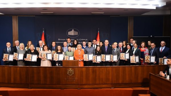 СВЕТОСАВЉЕ НАМ ЈЕ ИНСПИРАЦИЈА: У Влади Србије уручене светосавске награде за изванредне резултате у образовању и васпитању СВЕТОСАВЉЕ НАМ ЈЕ ИНСПИРАЦИЈА: У Влади Србије уручене светосавске награде за изванредне резултате у образовању и васпитању