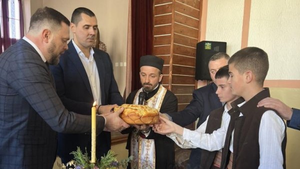 КУМУЈЕ АКАДЕМИК МИЛОШ МИРКОВИЋ: Савиндан у једној од највећих школа у Републици Српкој КУМУЈЕ АКАДЕМИК МИЛОШ МИРКОВИЋ: Савиндан у једној од највећих школа у Републици Српкој