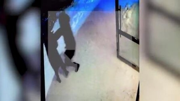 (УЗНЕМИРУЈУЋИ ВИДЕО) Покушао да силује жену пред пролазницима (УЗНЕМИРУЈУЋИ ВИДЕО) Покушао да силује жену пред пролазницима