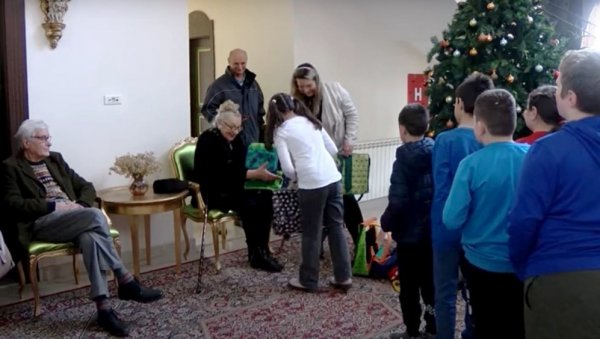ДАРОВИ У ДВОРЦУ КОД ПЛАНДИШТА: Поклони за сеоску децу поводом школске славе Светог Саве ДАРОВИ У ДВОРЦУ КОД ПЛАНДИШТА: Поклони за сеоску децу поводом школске славе Светог Саве