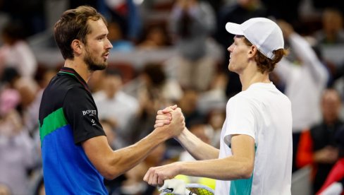 NOVAK ĐOKOVIĆ OVO NIJE ŽELEO DA VIDI! Strašno šta je Janik Siner uradio Danilu Medvedevu pred polufinale sa Noletom NOVAK ĐOKOVIĆ OVO NIJE ŽELEO DA VIDI! Strašno šta je Janik Siner uradio Danilu Medvedevu pred polufinale sa Noletom