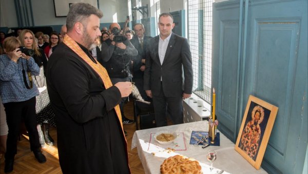 ГРАДОНАЧЕЛНИК - КУМ СЛАВЕ: У ШКОЛИ 9.МАЈ у Зрењанину свечано обележен Свети Сава (ФОТО) ГРАДОНАЧЕЛНИК - КУМ СЛАВЕ: У ШКОЛИ 9.МАЈ у Зрењанину свечано обележен Свети Сава (ФОТО)