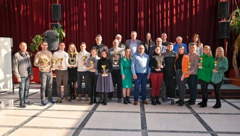 NIKO KAO MITROVČANI: U Rumi uručene nagrade Saveza za školski sport Srema NIKO KAO MITROVČANI: U Rumi uručene nagrade Saveza za školski sport Srema