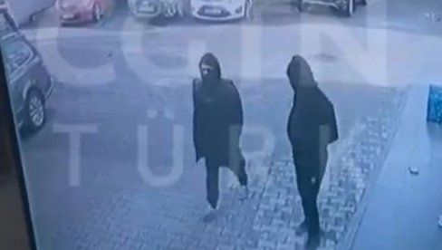 TURSKI MEDIJI OBJAVILI SNIMAK: Sumnja se da su ovo muškarci koji su izvršili napad u crkvi, puške krili pod jaknama (VIDEO) TURSKI MEDIJI OBJAVILI SNIMAK: Sumnja se da su ovo muškarci koji su izvršili napad u crkvi, puške krili pod jaknama (VIDEO)