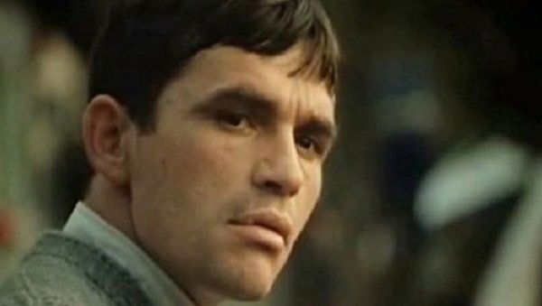МАКСА ЈЕ МОГАО ДА ОДИГРА СВЕ - И КРАЉА И ПРЕВАРАНТА: Документарни филм о трагично преминулом глумцу Драгану Максимовићу МАКСА ЈЕ МОГАО ДА ОДИГРА СВЕ - И КРАЉА И ПРЕВАРАНТА: Документарни филм о трагично преминулом глумцу Драгану Максимовићу