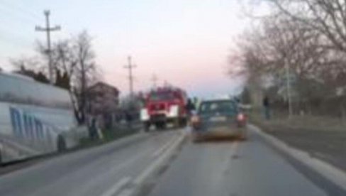 VOZIO TRAKTOR BEZ DOZVOLE, SUDARIO SE SA AUTOBUSOM: Snimak saobraćajne nesreće kod Loznice (VIDEO)
