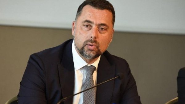 САМОХРАНА МАЈКА СА ДОНАТОРКОМ БУБРЕГА ПУТУЈЕ У ИСТАНБУЛ: Ђуровић уплатио 28.000 евра за Бојанино лечење САМОХРАНА МАЈКА СА ДОНАТОРКОМ БУБРЕГА ПУТУЈЕ У ИСТАНБУЛ: Ђуровић уплатио 28.000 евра за Бојанино лечење