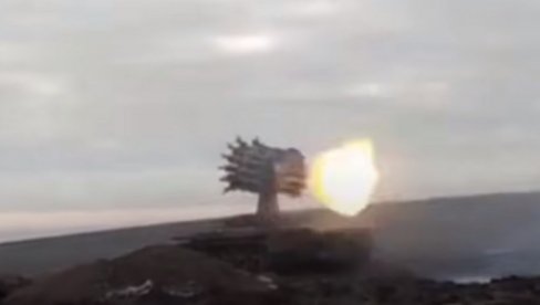 RUSKI BOG RATA NA ŠASIJI T-80: Rat u Ukrajini potvrdio da je artiljerija neprevaziđena sila (VIDEO) RUSKI BOG RATA NA ŠASIJI T-80: Rat u Ukrajini potvrdio da je artiljerija neprevaziđena sila (VIDEO)