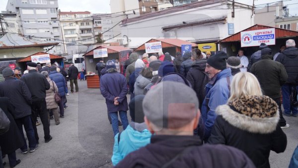 КАРАВАН ИЗ ТУРИЈЕ НА ЂЕРМУ: Београђани стрпљиво чекали у реду како би купили чувени специјалитет из Бачке КАРАВАН ИЗ ТУРИЈЕ НА ЂЕРМУ: Београђани стрпљиво чекали у реду како би купили чувени специјалитет из Бачке
