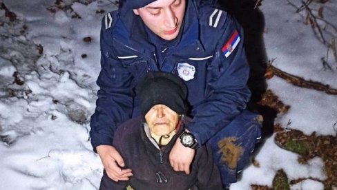 HEROJI IZ VLADIČINOG HANA: Policajci pronašli promrzlu baku, pa je dva kilometra na rukama nosili do kuće (FOTO) HEROJI IZ VLADIČINOG HANA: Policajci pronašli promrzlu baku, pa je dva kilometra na rukama nosili do kuće (FOTO)