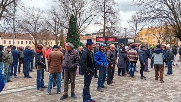 ПРОТЕСТ МЕШТАНА КУРШУМЛИЈСКИХ СЕЛА: Уз административну линију са Косовом и Метохијом због свакодневних упада наоружаних Албанаца ПРОТЕСТ МЕШТАНА КУРШУМЛИЈСКИХ СЕЛА: Уз административну линију са Косовом и Метохијом због свакодневних упада наоружаних Албанаца