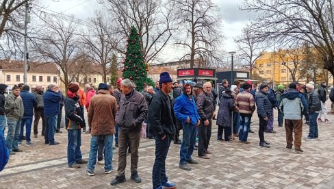 PROTEST MEŠTANA KURŠUMLIJSKIH SELA: Uz administrativnu liniju sa Kosovom i Metohijom zbog svakodnevnih upada naoružanih Albanaca PROTEST MEŠTANA KURŠUMLIJSKIH SELA: Uz administrativnu liniju sa Kosovom i Metohijom zbog svakodnevnih upada naoružanih Albanaca