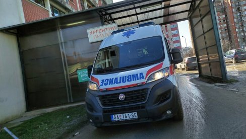 BEBU RODILA U SANITETU: Lekarska ekipa iz Bogatića uspešno porodila sugrađanku na parkingu ispred doma zdravlja BEBU RODILA U SANITETU: Lekarska ekipa iz Bogatića uspešno porodila sugrađanku na parkingu ispred doma zdravlja