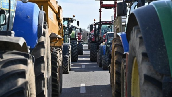 КОЛОНЕ БЕСНИХ ПОЉОПРИВРЕДНИКА КРЕНУЛЕ У ПРЕСТОНИЦУ: Све више протеста у Европи, незадовољство кулиминирало у још једној држави КОЛОНЕ БЕСНИХ ПОЉОПРИВРЕДНИКА КРЕНУЛЕ У ПРЕСТОНИЦУ: Све више протеста у Европи, незадовољство кулиминирало у још једној држави
