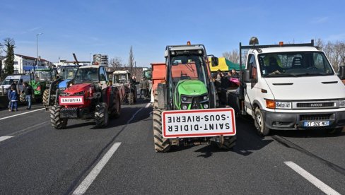 САМО ДА СТОМАК ПАРИЗА НЕ ПАДНЕ: Пољопрвиредници заобилазе препреке и напредују ка престоници САМО ДА СТОМАК ПАРИЗА НЕ ПАДНЕ: Пољопрвиредници заобилазе препреке и напредују ка престоници