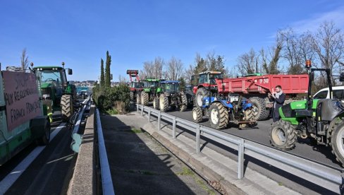 ХАОС У ФРАНЦУСКОЈ, ОПСАДА ПАРИЗА: Пољопривредници почели блокаду ауто-путева, 15.000 полицајаца спремно да реагује ХАОС У ФРАНЦУСКОЈ, ОПСАДА ПАРИЗА: Пољопривредници почели блокаду ауто-путева, 15.000 полицајаца спремно да реагује