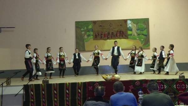 СУСРЕТИ СЕЛА: У Дому културе код Јагодине почело је одржавање традиционалне манифестације (ФОТО) СУСРЕТИ СЕЛА: У Дому културе код Јагодине почело је одржавање традиционалне манифестације (ФОТО)
