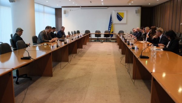САРАЈЕВО ИПАК ГУРА УСТАВНЕ ПРОМЕНЕ: Одржан састанак представника странака које чине власт на нивоу БиХ САРАЈЕВО ИПАК ГУРА УСТАВНЕ ПРОМЕНЕ: Одржан састанак представника странака које чине власт на нивоу БиХ