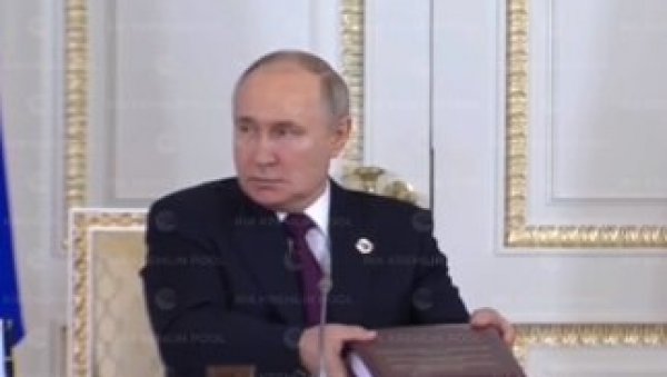 ПУТИН НИЈЕ МОГАО ДА ВЕРУЈЕ: Погледајте како је руски лидер реаговао кад су му донели огромну фасциклу током важног састанка (ВИДЕО) ПУТИН НИЈЕ МОГАО ДА ВЕРУЈЕ: Погледајте како је руски лидер реаговао кад су му донели огромну фасциклу током важног састанка (ВИДЕО)