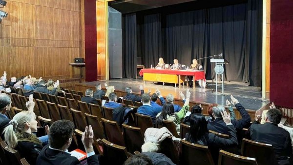 КОНСТИТУТИВНА СЕДНИЦА СО ПАРАЋИН: Поверење досадашњој председници СО и њеном заменику КОНСТИТУТИВНА СЕДНИЦА СО ПАРАЋИН: Поверење досадашњој председници СО и њеном заменику
