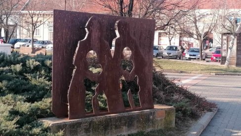 NEPRIMETNA INSTALACIJA ROBERTA HAMERŠTILA: Delo slavnog austrijskog slikara deset godina stoji na trgu u Vršcu (FOTO) NEPRIMETNA INSTALACIJA ROBERTA HAMERŠTILA: Delo slavnog austrijskog slikara deset godina stoji na trgu u Vršcu (FOTO)