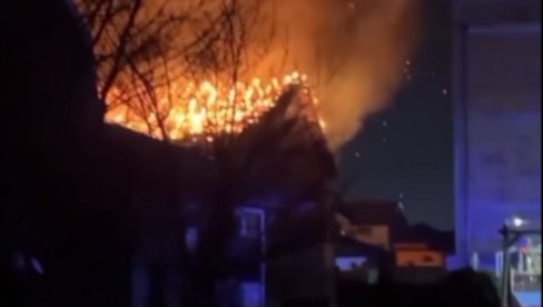 PRVI SNIMCI POŽARA U SURČINU: Vatra kulja na sve strane, pet vatrogasnih vozila na terenu (VIDEO) PRVI SNIMCI POŽARA U SURČINU: Vatra kulja na sve strane, pet vatrogasnih vozila na terenu (VIDEO)