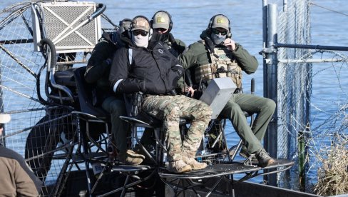 NEZAPAMĆENI HAOS U AMERICI: Uzdrmani temelji cele države, Teksas preti otcepljenjem, 40.000 kamiona krenulo ka granici (FOTO/VIDEO) NEZAPAMĆENI HAOS U AMERICI: Uzdrmani temelji cele države, Teksas preti otcepljenjem, 40.000 kamiona krenulo ka granici (FOTO/VIDEO)