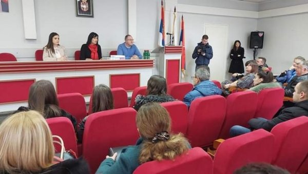 У ПОЖЕГИ ПОДРШКА НАЈБОЉИМА: Студентима по 40.000 динара У ПОЖЕГИ ПОДРШКА НАЈБОЉИМА: Студентима по 40.000 динара