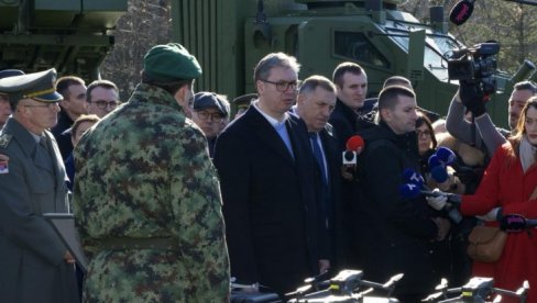VUČIĆ IZDAO NAREĐENJE DA SE TO ODMAH ZAVRŠI: Pomama za srpskom municijom - Niko više i ne pita za cenu, to nikad nisam video u svom životu VUČIĆ IZDAO NAREĐENJE DA SE TO ODMAH ZAVRŠI: Pomama za srpskom municijom - Niko više i ne pita za cenu, to nikad nisam video u svom životu