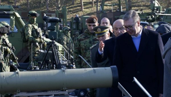 АКО НЕМАТЕ ЈАКУ ВОЈСКУ, НЕМАТЕ НИ ДРЖАВУ Јасна порука Вучића са Топчидера: Снажимо војску да бисмо сачували земљу, никога не угрожавамо АКО НЕМАТЕ ЈАКУ ВОЈСКУ, НЕМАТЕ НИ ДРЖАВУ Јасна порука Вучића са Топчидера: Снажимо војску да бисмо сачували земљу, никога не угрожавамо