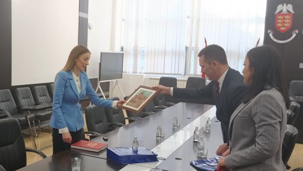 ПЕСМОМ ЧУВА СРПСКУ БАШТИНУ: Пријем за Веру Столић, добитницу Светосавске награде из Краљева ПЕСМОМ ЧУВА СРПСКУ БАШТИНУ: Пријем за Веру Столић, добитницу Светосавске награде из Краљева