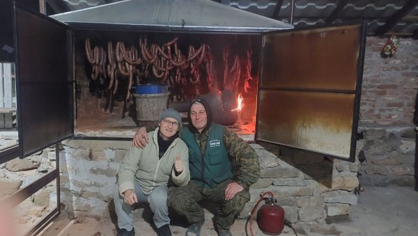 ДА СЕ У БОРАЧУ ОПЕТ ЧУЈЕ ДЕЧЈА ГРАЈА: Дејан Милошевић оживео дедовину и од ње плацеве поклањао заинтересованим породицама ДА СЕ У БОРАЧУ ОПЕТ ЧУЈЕ ДЕЧЈА ГРАЈА: Дејан Милошевић оживео дедовину и од ње плацеве поклањао заинтересованим породицама