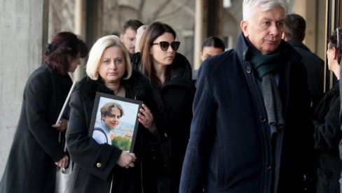 SVI DETALJI DRUGOG DANA SUĐENJA KECMANOVIĆIMA: Rasprava oko prisustva javnosti i roditelja ubijene dece, na kraju incident (FOTO/VIDEO) SVI DETALJI DRUGOG DANA SUĐENJA KECMANOVIĆIMA: Rasprava oko prisustva javnosti i roditelja ubijene dece, na kraju incident (FOTO/VIDEO)