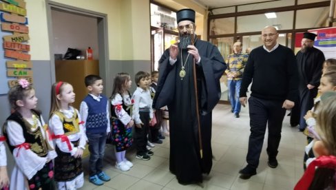 ĐAČKE KLUPE NA DAR: OŠ Miroslav Antić ovogodišnji dobitnik donacije Eparhije niške ĐAČKE KLUPE NA DAR: OŠ Miroslav Antić ovogodišnji dobitnik donacije Eparhije niške