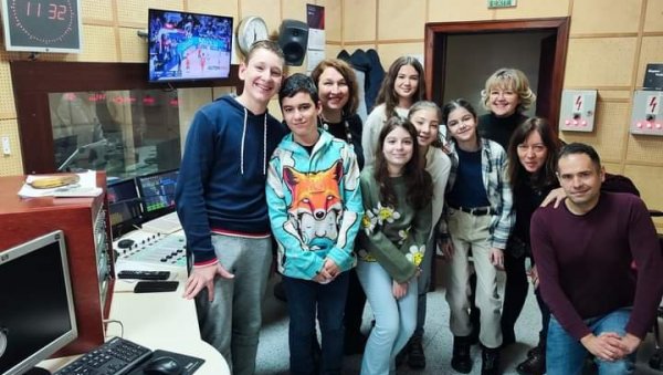 ХЕЈНЕОВА ЛОРЕЛАЈ УЖИВО У ИЗВОЂЕЊУ СЕДМАКА: Ученици настављају рад на пројекту учења немачког језика Пишем ти писмо ХЕЈНЕОВА ЛОРЕЛАЈ УЖИВО У ИЗВОЂЕЊУ СЕДМАКА: Ученици настављају рад на пројекту учења немачког језика Пишем ти писмо