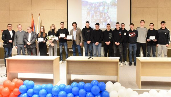 ПЛАКЕТЕ НАЈБОЉИМ СПОРТИСТИМА: Свечаност у Општини Земун ПЛАКЕТЕ НАЈБОЉИМ СПОРТИСТИМА: Свечаност у Општини Земун