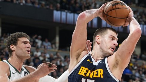 TU SMO DA TO NE IZGLEDA GLUPO: Nikola Jokić ne samo da je tripl-dablom udario po moćnom Milvokiju, već imao šta i da kaže TU SMO DA TO NE IZGLEDA GLUPO: Nikola Jokić ne samo da je tripl-dablom udario po moćnom Milvokiju, već imao šta i da kaže