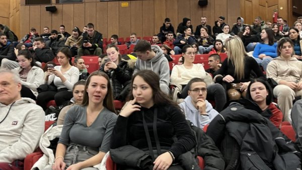 КОНКУРС ЗА УЧЕНИЧКЕ И СТУДЕНТСКЕ СТИПЕНДИЈЕ: Зрењанин наставља са пружањем помоћи добрим ђацима и студентима КОНКУРС ЗА УЧЕНИЧКЕ И СТУДЕНТСКЕ СТИПЕНДИЈЕ: Зрењанин наставља са пружањем помоћи добрим ђацима и студентима