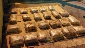 HAPŠENJE U BERANAMA: Zaplenjeno 25 kilograma marihuane, uhapšen vozač HAPŠENJE U BERANAMA: Zaplenjeno 25 kilograma marihuane, uhapšen vozač