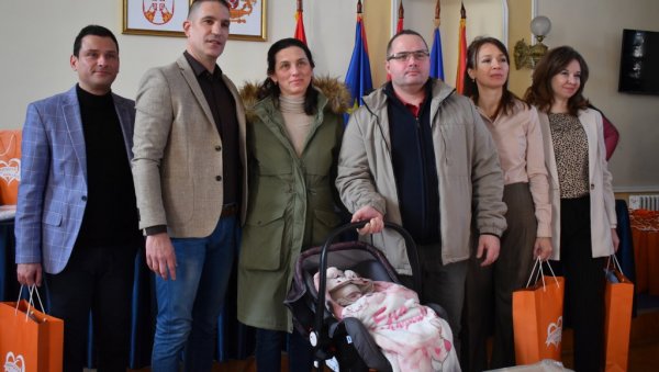 КИКИНДСКИ БЕБИ КЛУБ: Пакети помоћи за 134 дечака и девојлица рођених протекла три месеца (ФОТО) КИКИНДСКИ БЕБИ КЛУБ: Пакети помоћи за 134 дечака и девојлица рођених протекла три месеца (ФОТО)