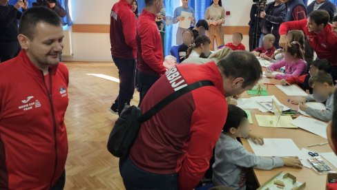 DRUŽENJE SA MALIŠANIMA: Srpski teniseri posetili SOS Dečje selo u Kraljevu DRUŽENJE SA MALIŠANIMA: Srpski teniseri posetili SOS Dečje selo u Kraljevu