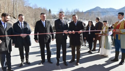 SPONA SEVERA I JUGA: Premijer Milojko Spajić otvorio deonicu Kolašin-Mateševo SPONA SEVERA I JUGA: Premijer Milojko Spajić otvorio deonicu Kolašin-Mateševo