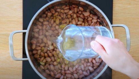 Zašto naše bake NIKADA nisu bacale prvu vodu kad kuvaju pasulj Zašto naše bake NIKADA nisu bacale prvu vodu kad kuvaju pasulj