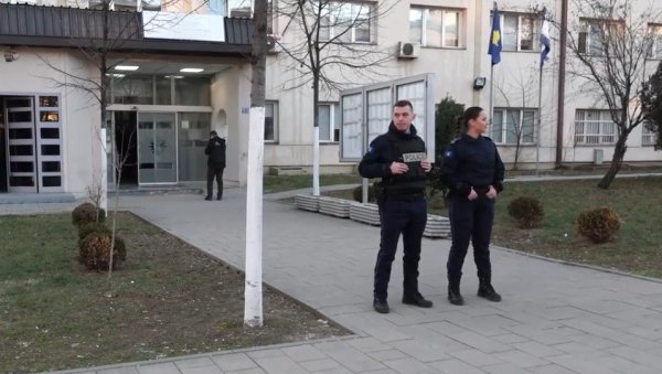 ОПКОЉЕНА СРПСКА АМБУЛАНТА У ПРИШТИНИ: Полиција тзв. Косова упала у објекат (ВИДЕО) ОПКОЉЕНА СРПСКА АМБУЛАНТА У ПРИШТИНИ: Полиција тзв. Косова упала у објекат (ВИДЕО)